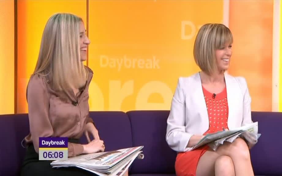Kate Garraway Legs Daybreak 21 Feb 11 (2).jpg