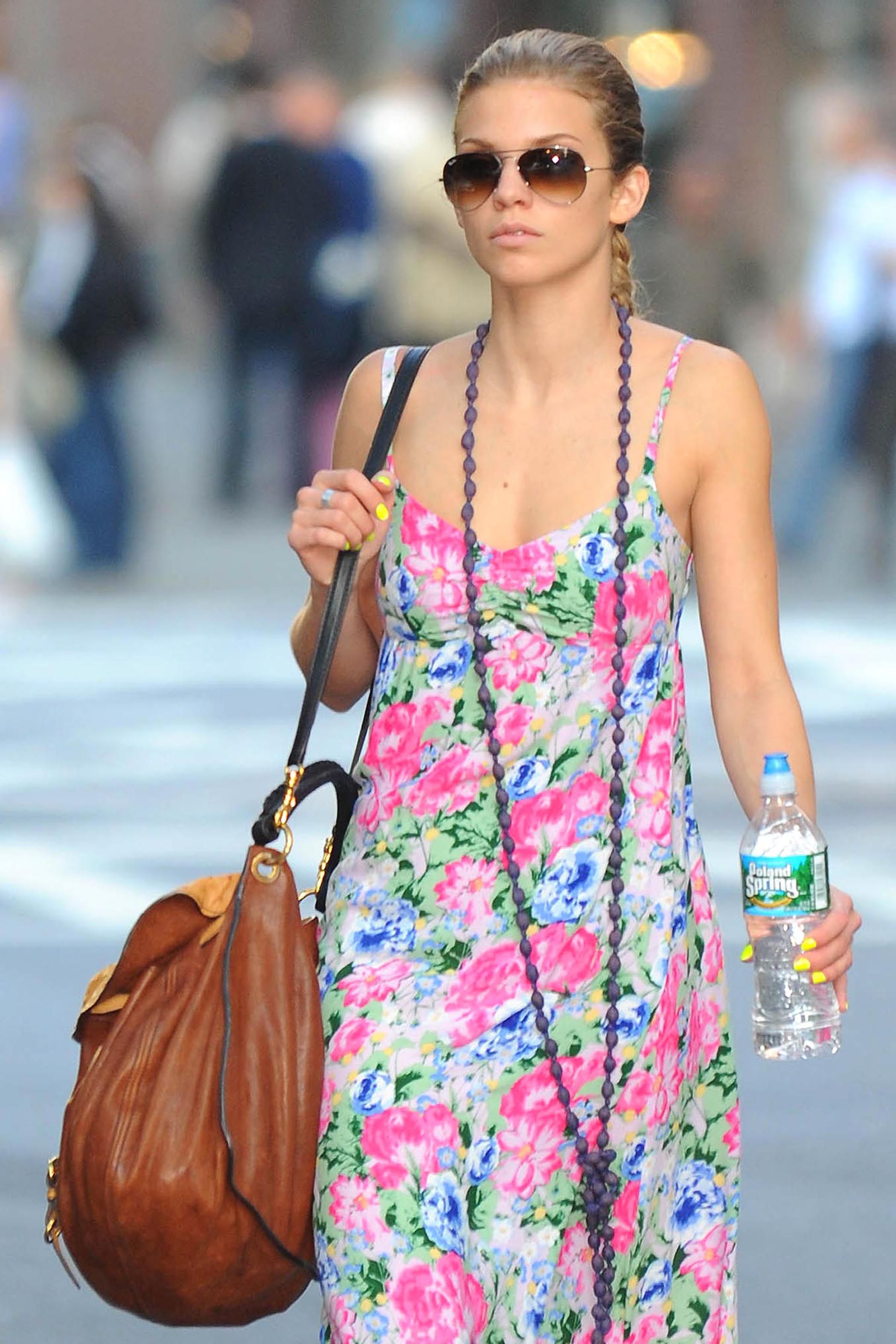 MCFan_for_celeblounge27-05-2011 00-00_04.jpg