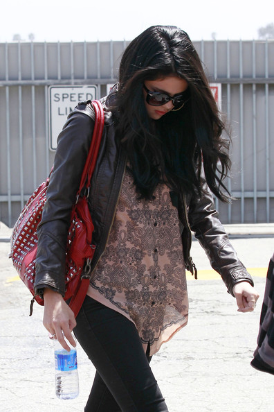Selena+Gomez+seems+bit+camera+shy+arrives+-solsiLP0LEl.jpg