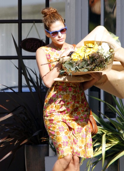Eva+Mendes+Picks+Up+Flowers+t8vXofNvHhyl.jpg