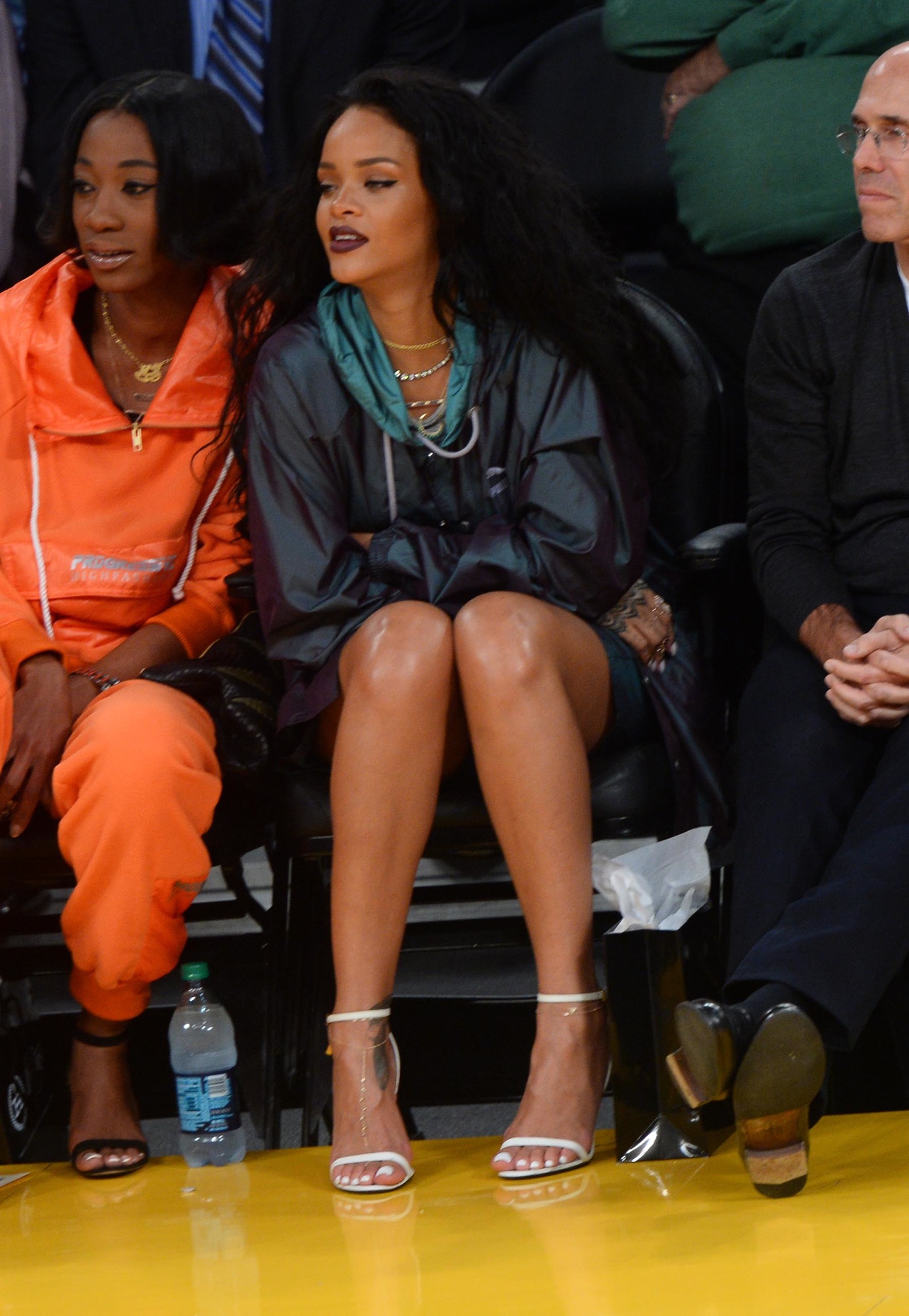 Rihanna watches L.A. Lakers vs. Cleveland Cavaliers 15.1.2015_01.jpg