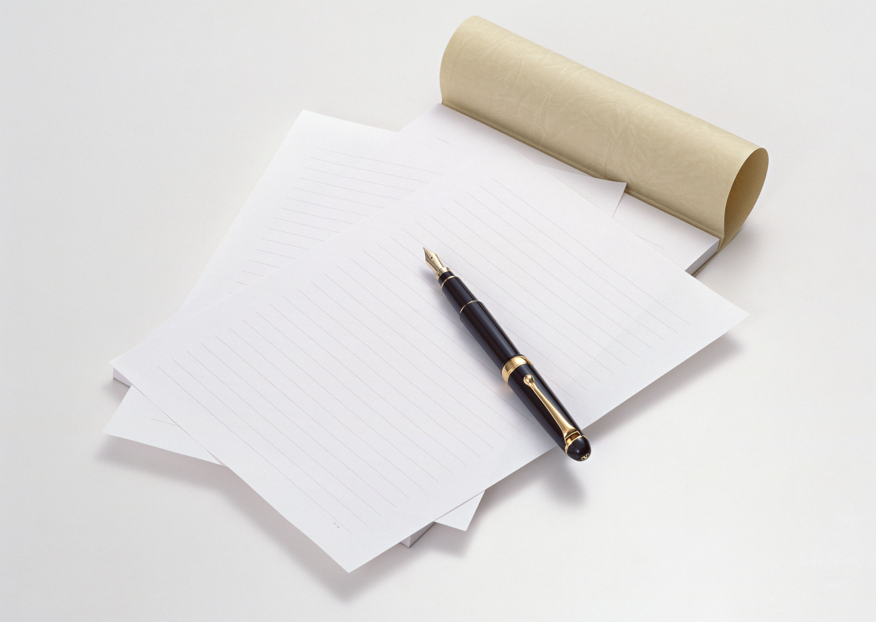 лист бумаги и ручка на столе