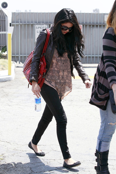 Selena+Gomez+seems+bit+camera+shy+arrives+aBiOFiMtPrjl.jpg