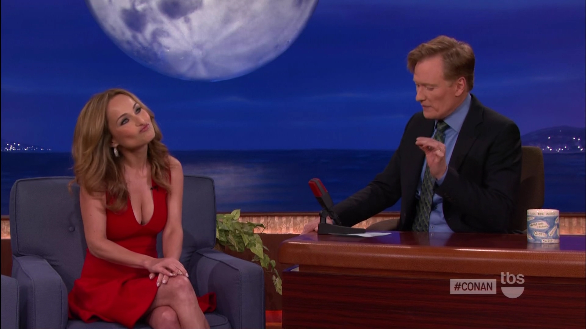 Giada DeLaurentiis - °Conan O'Brien Show° 06.06.13 - 60X HD Caps0024.jpg