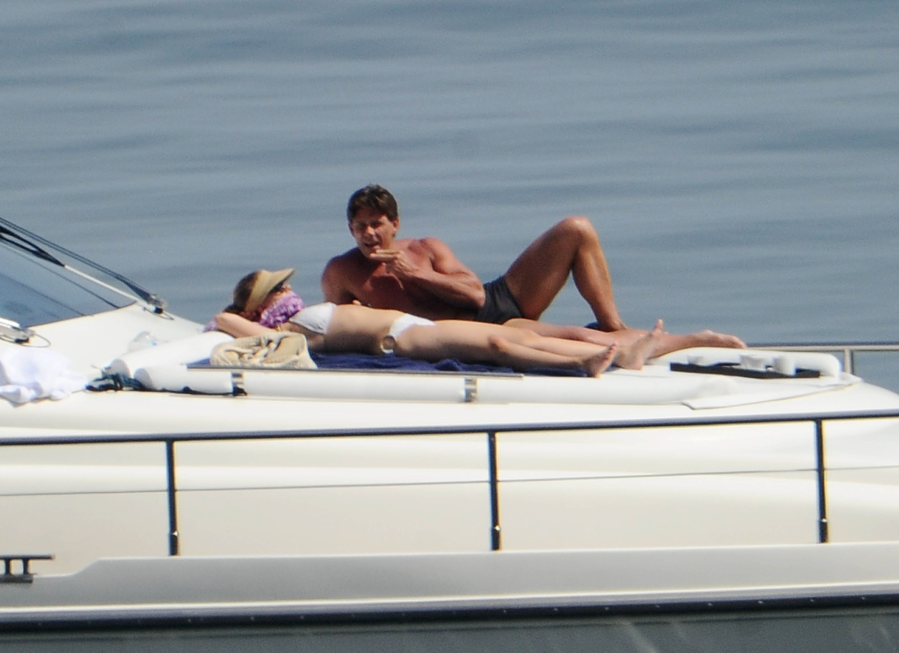 Scarlett_Johansson_bikini_on_a_yacht_in_Taormina_070912_12.jpg