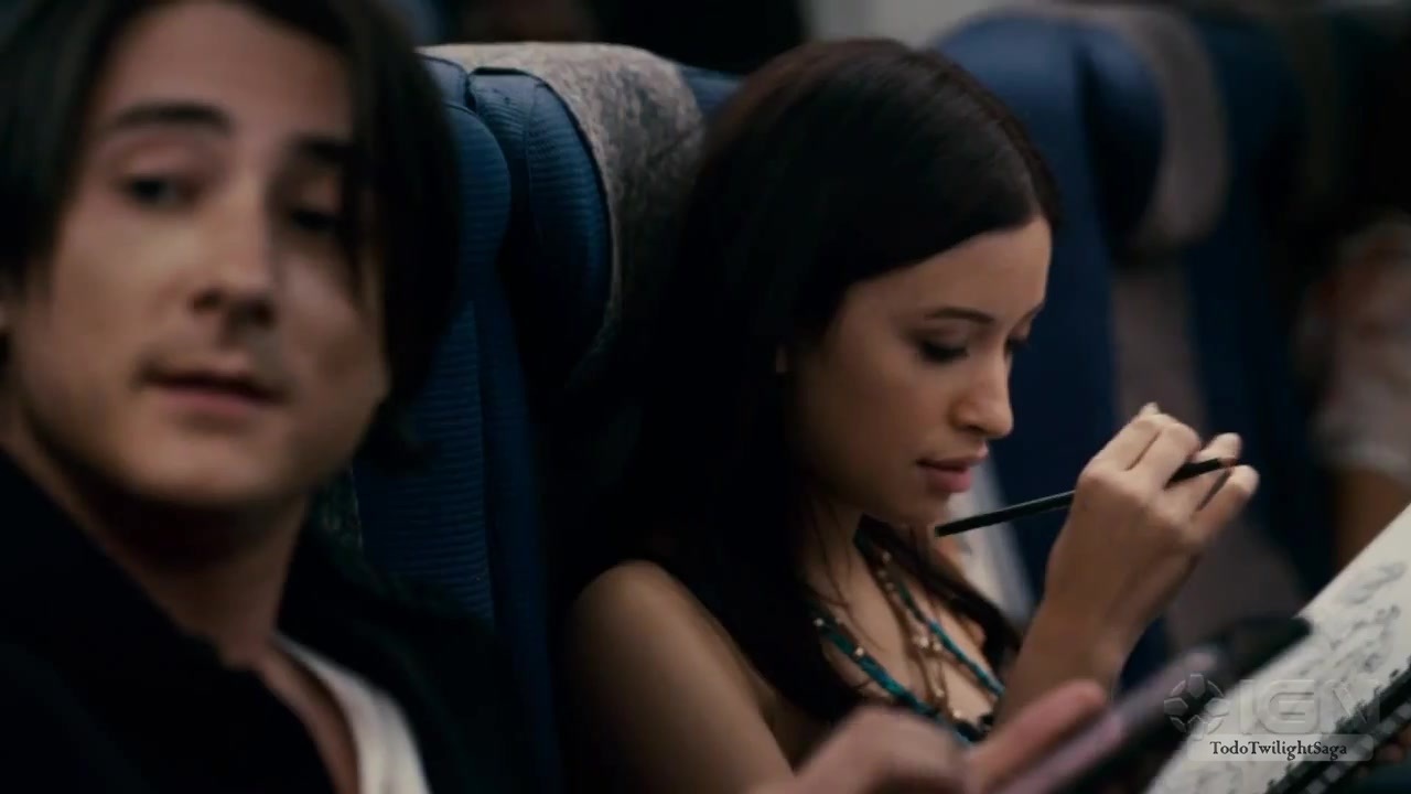 TodoTwilightSaga - Christian Serratos _ 7400TeaserTrailerScreencaps  013.jpg