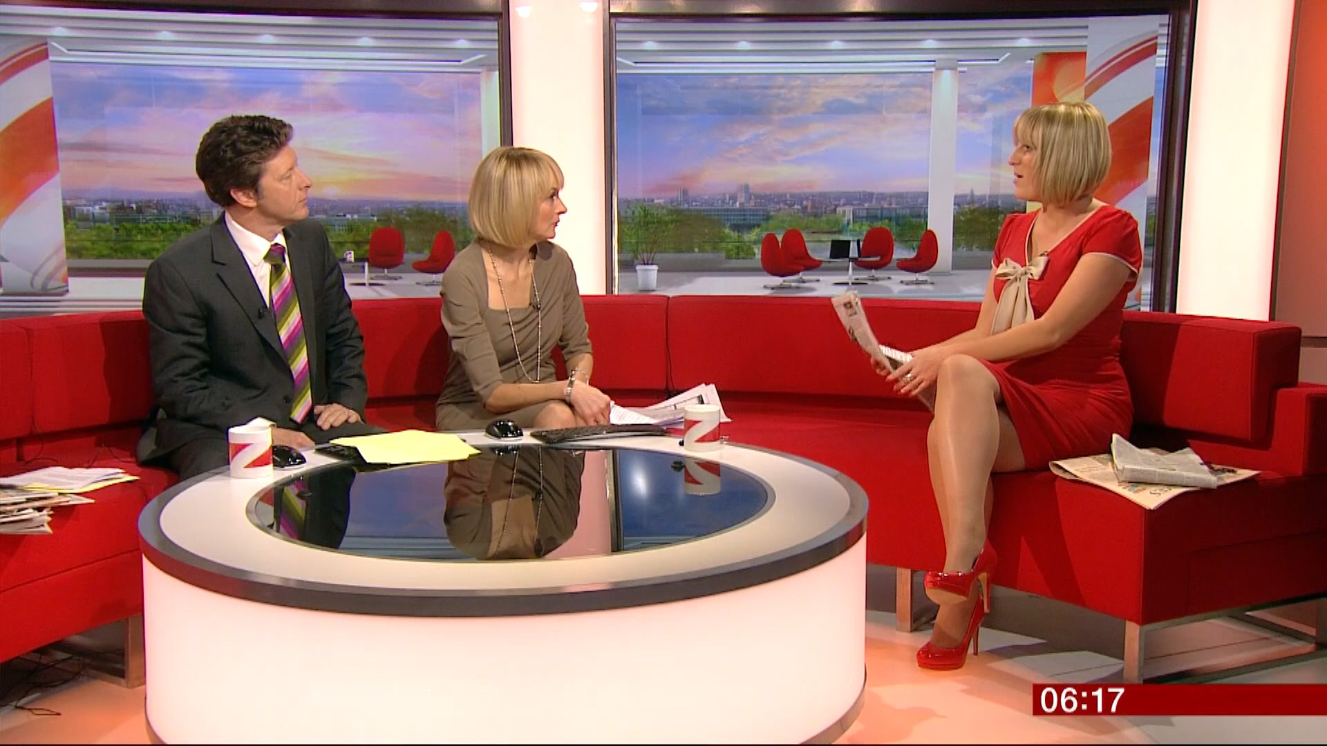 Steph McGovern Legs In Red Dress Breakfast HD 12-12-13.ts_snapshot_00.29_[2013.12.12_19.41.09].jpg