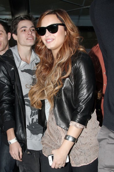 Demi+Lovato+finallys+makes+home+hotel+after+60gPmth-W8nl.jpg
