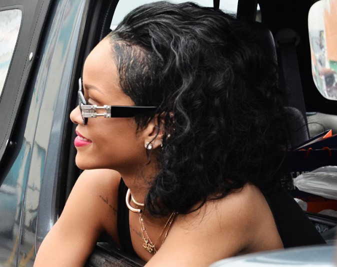 Rihanna christmas shopping in Bridgetown 24.12.2013_19.jpg