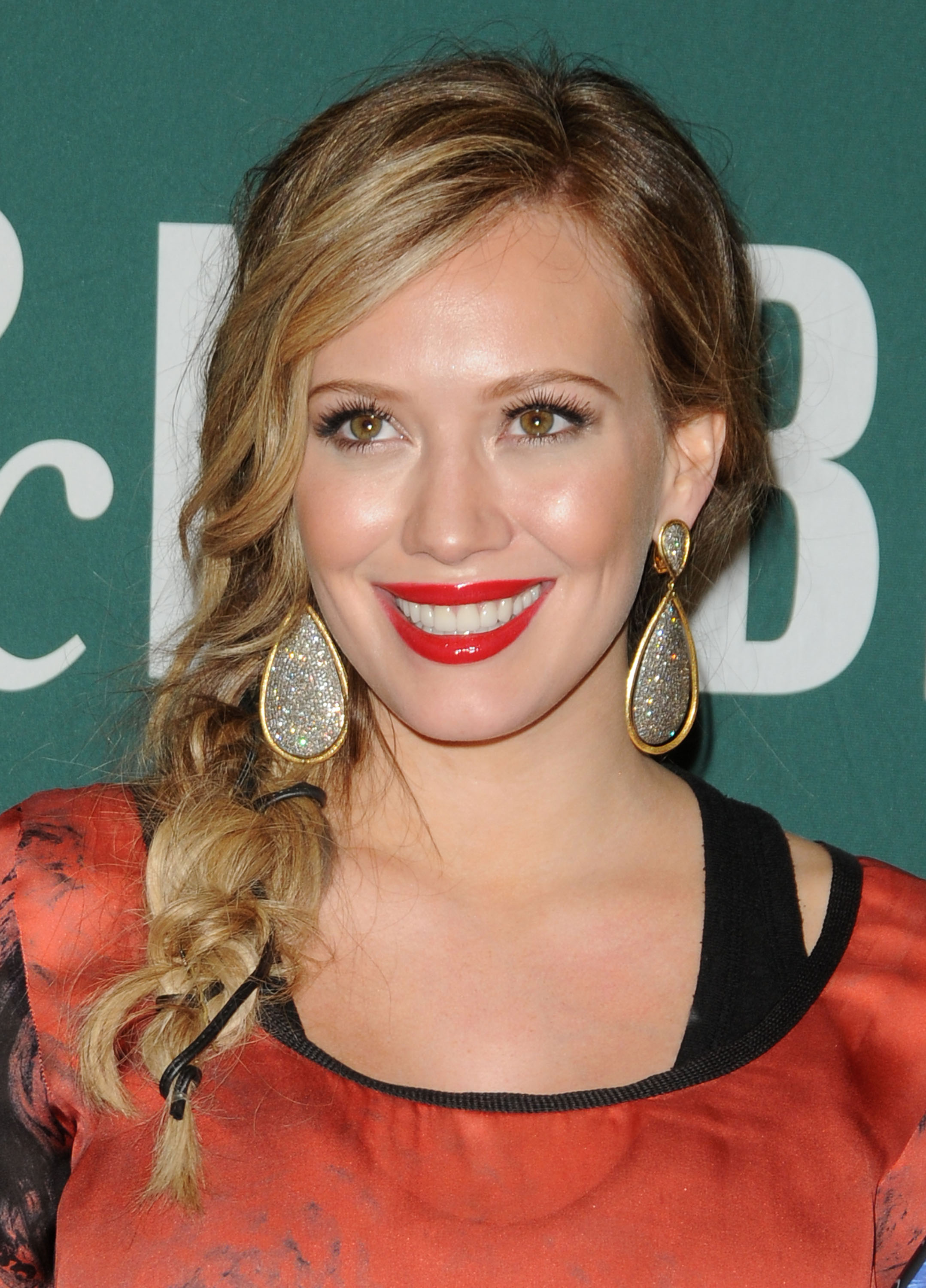 UploadedByKurupt_Hilary_Duff_signs_copies_of_her_new_book_Devoted_05.jpg
