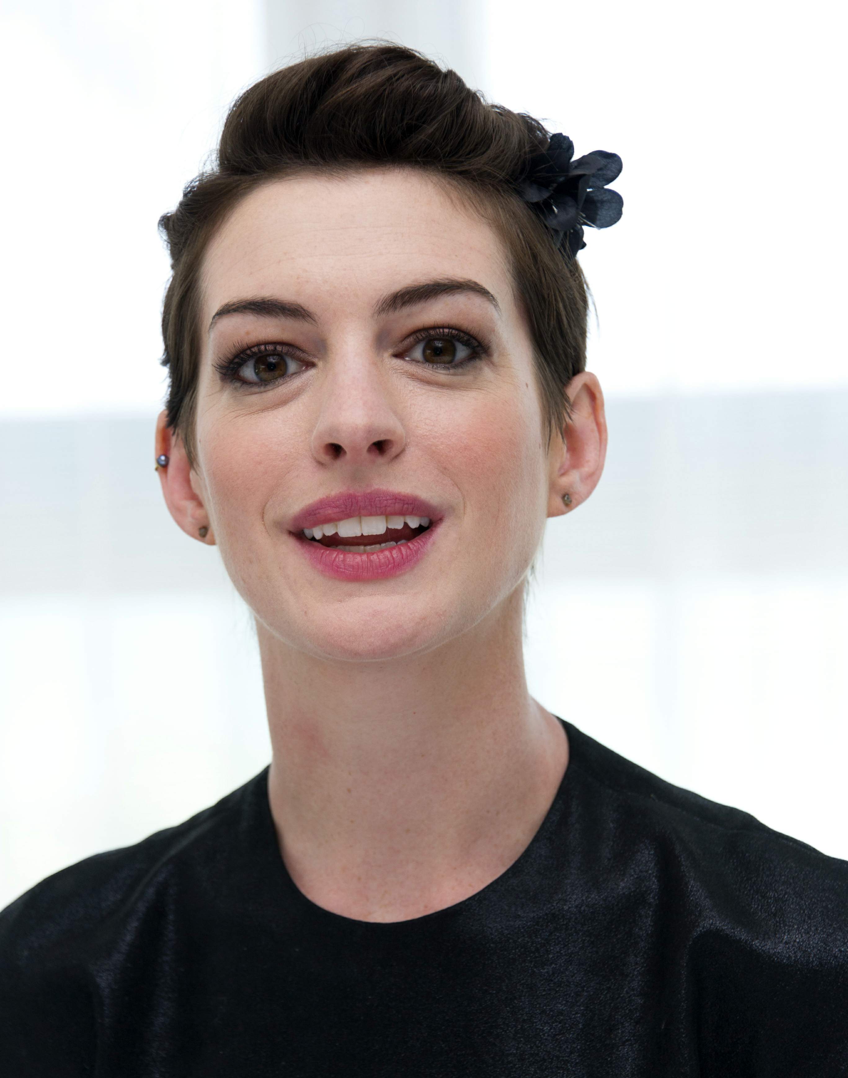 Anne hathaway. Энн Хэтэуэй портрет. Энн Хэтэуэй 2014. Энн Хэтэуэй 2021. Энн Хэтэуэй родители.