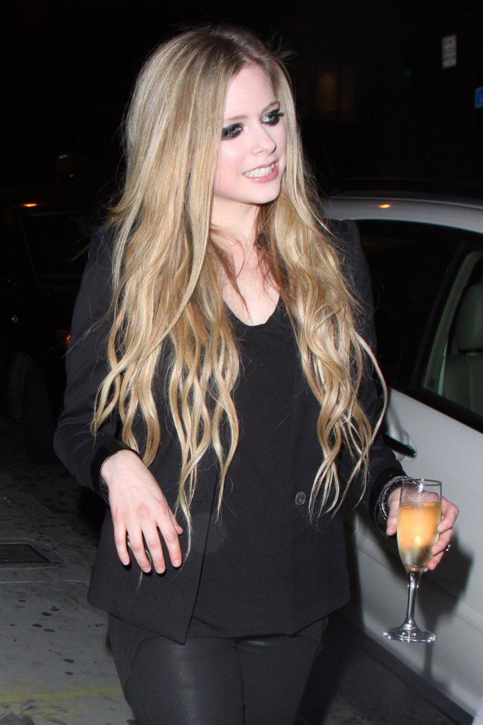 Avril+Lavigne+holding+glass+wine+husband+Chad+1qc9d5o59fBx.jpg