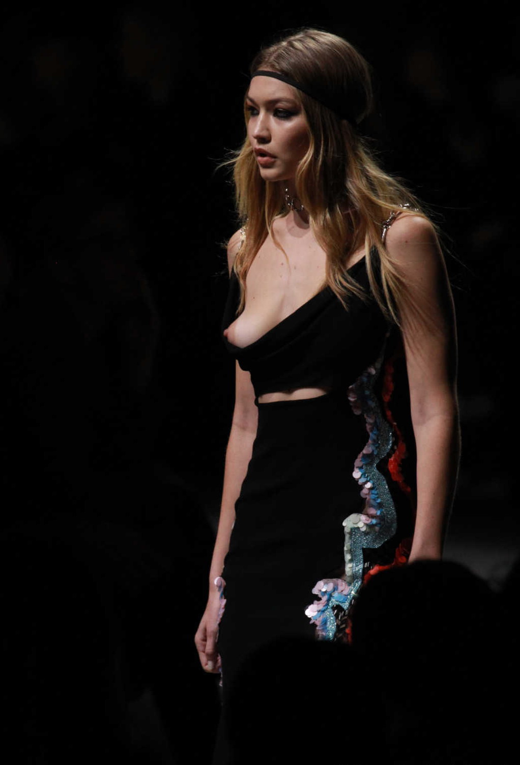 Hadid Gigi - im Kleid 270 - 23.jpg