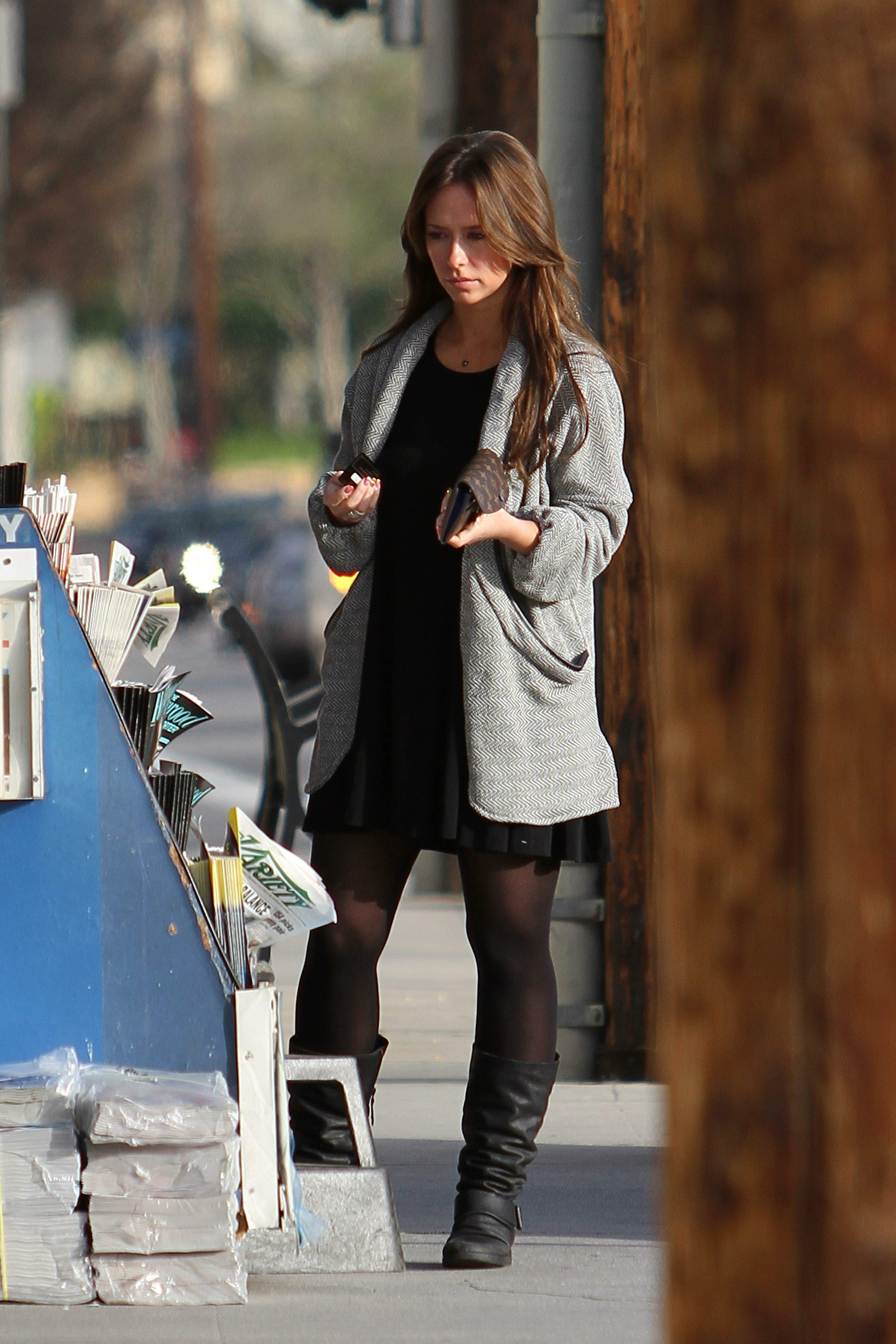 Jennifer_Love_Hewitt_at_a_newsstand_in_Sherman_Oaks_16.JPG