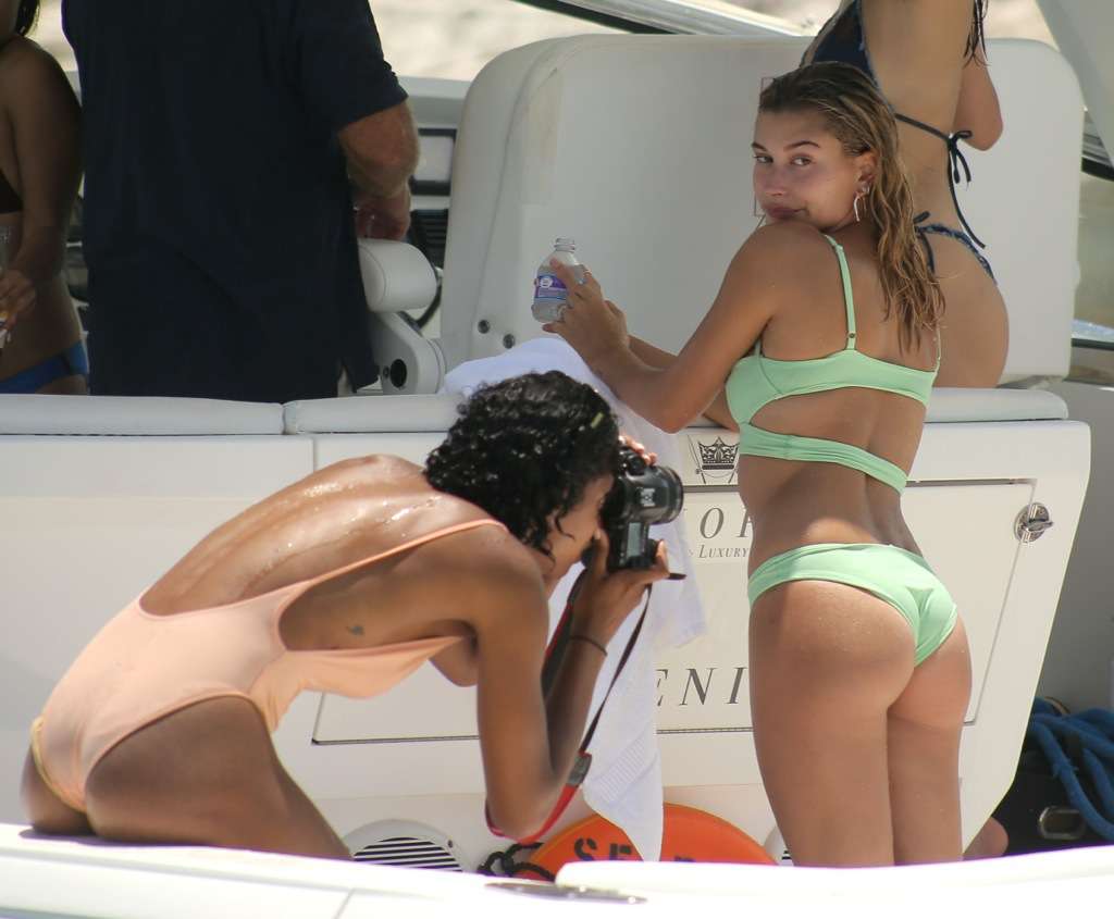 Hailey Baldwin Turks 2.jpg