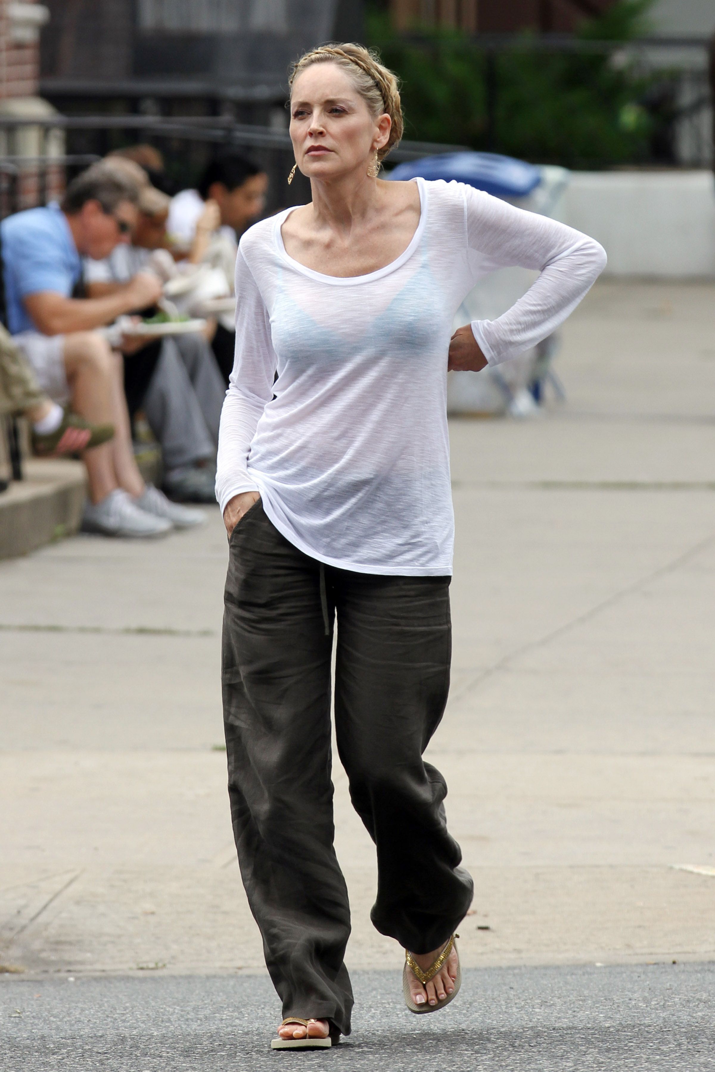 CU-Sharon Stone walks to her trailer-04.jpg