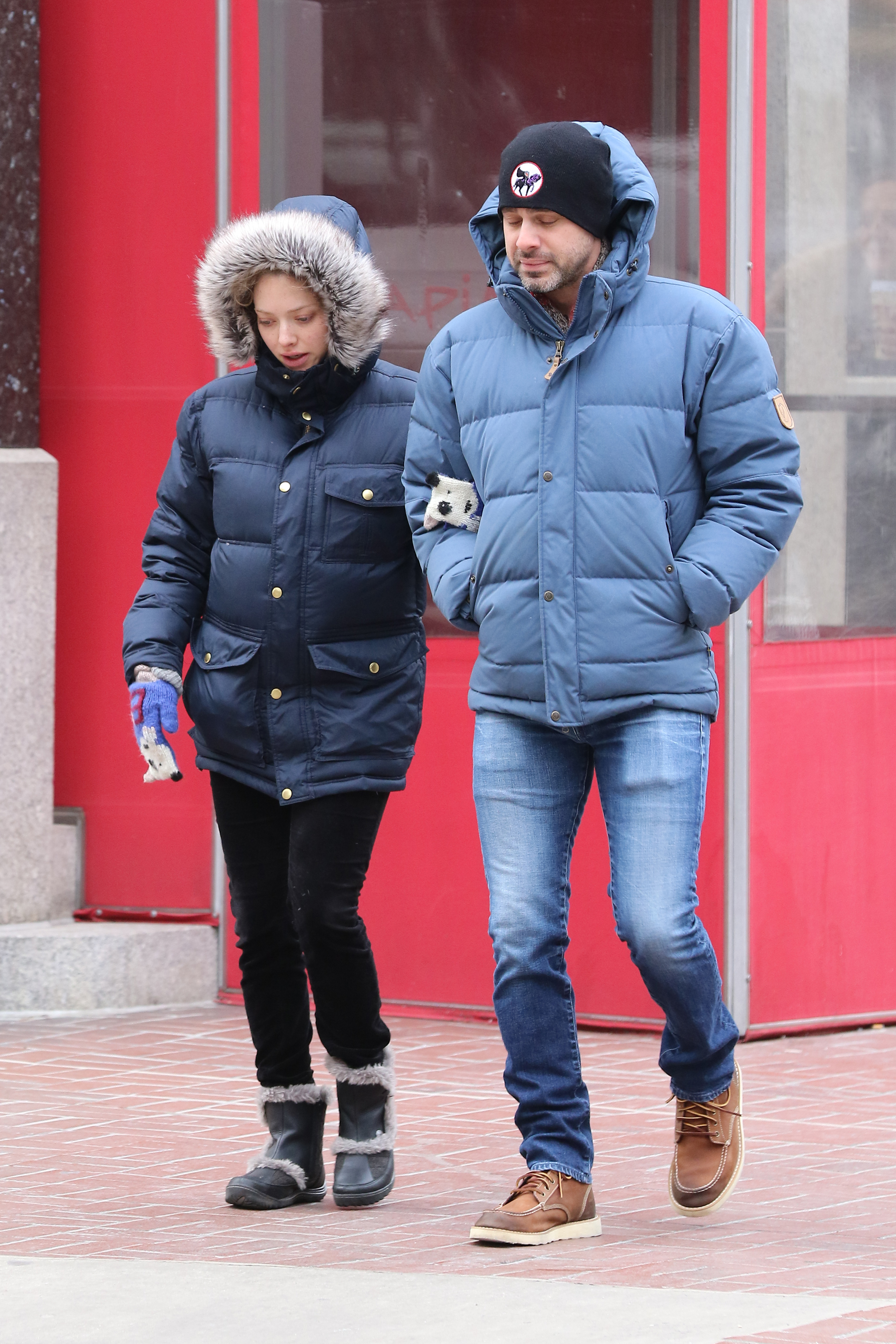 MCFan_for_Celeblounge&HQCelebCorner04-02-2017 08-15Amanda Seyfried, Thomas Sadoski_02.jpg