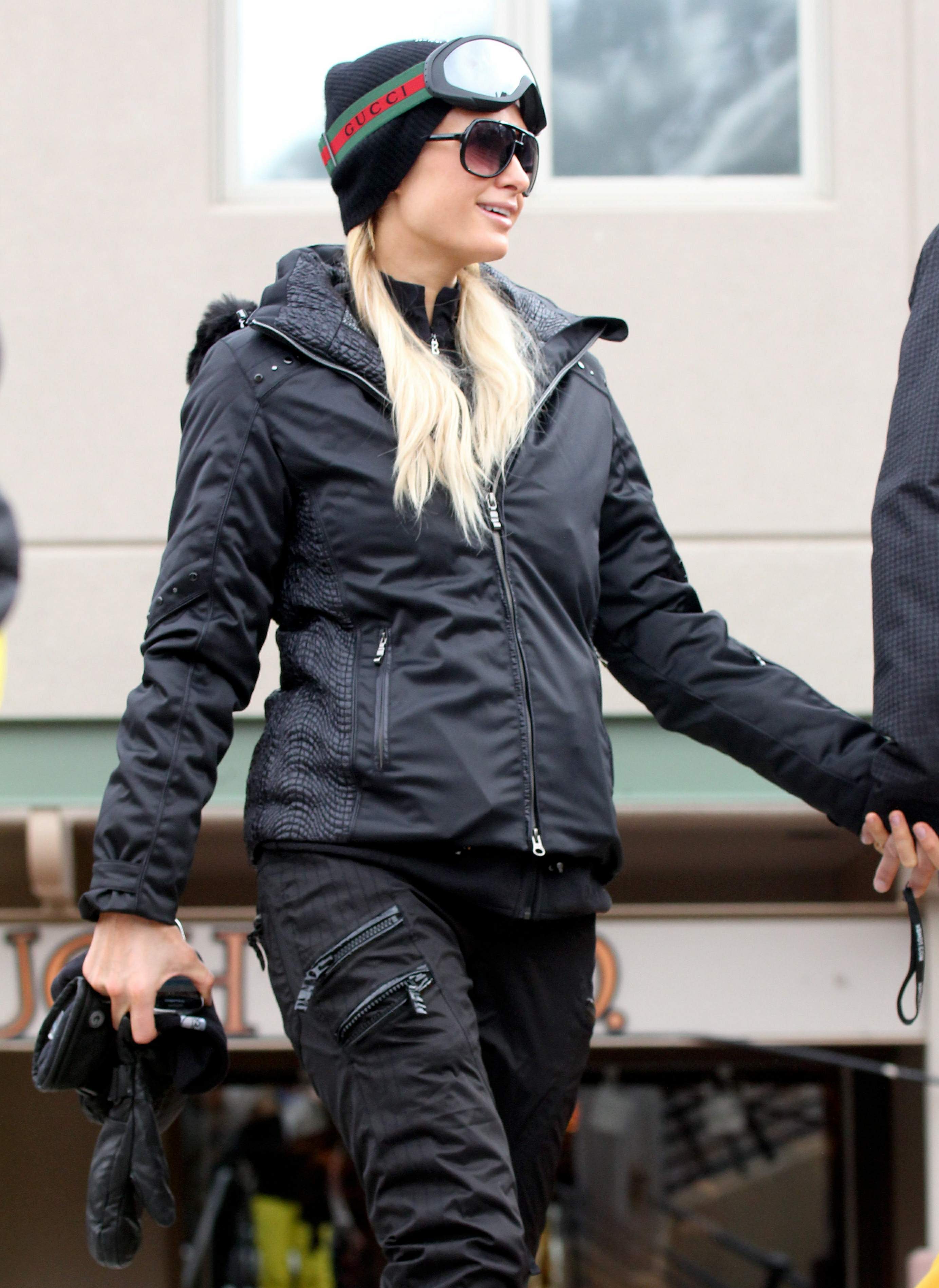 Paris Hilton 2012-12-18 - enjoying a day in the mountains of Aspen 089.jpg