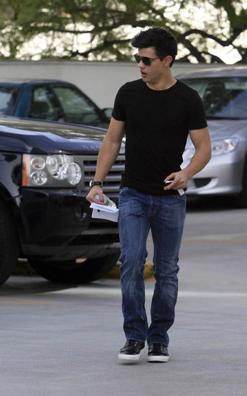 taylor-lautner-010910-11.JPG