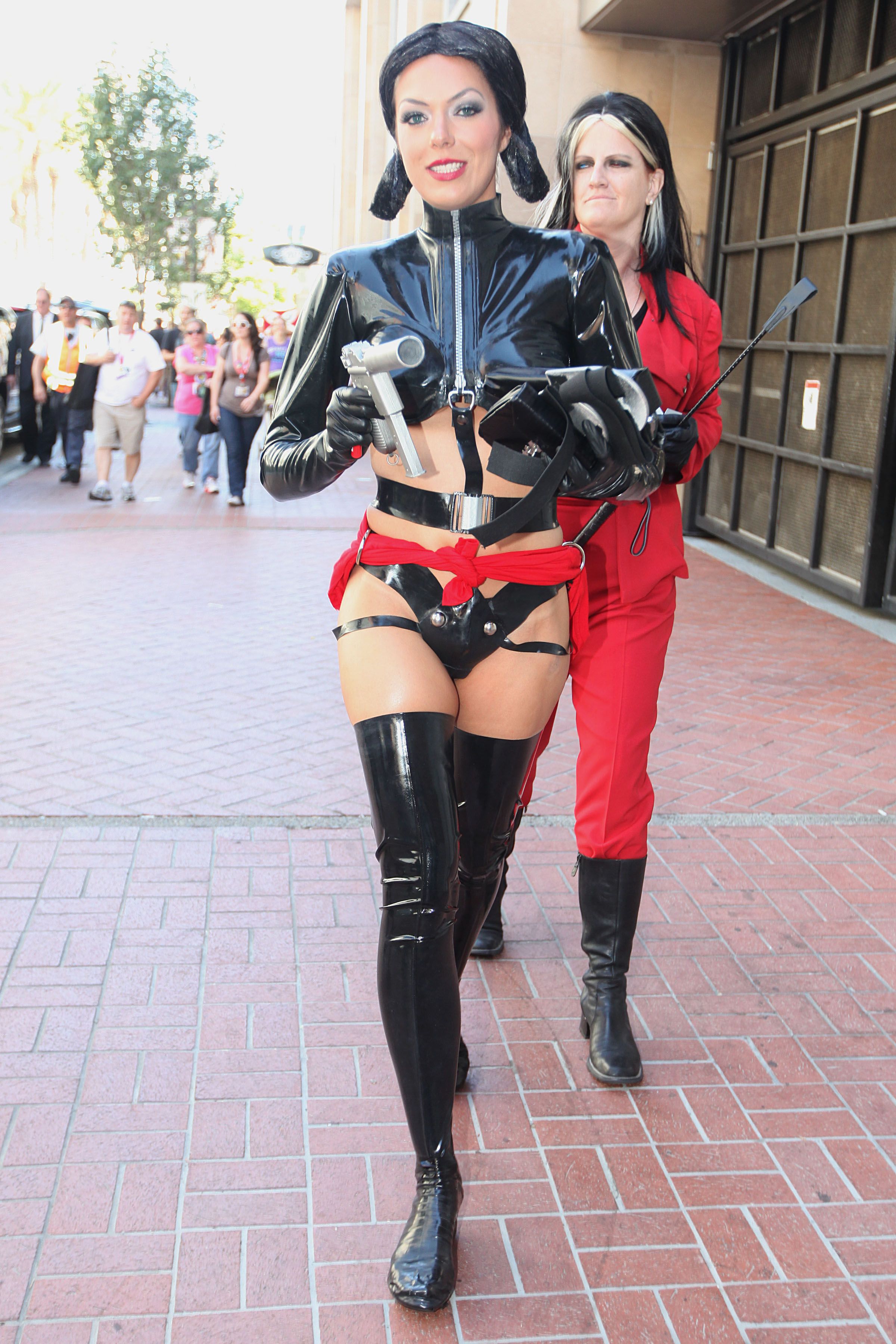MCFan_for_celeblounge24-07-2011 00-00_04.jpg