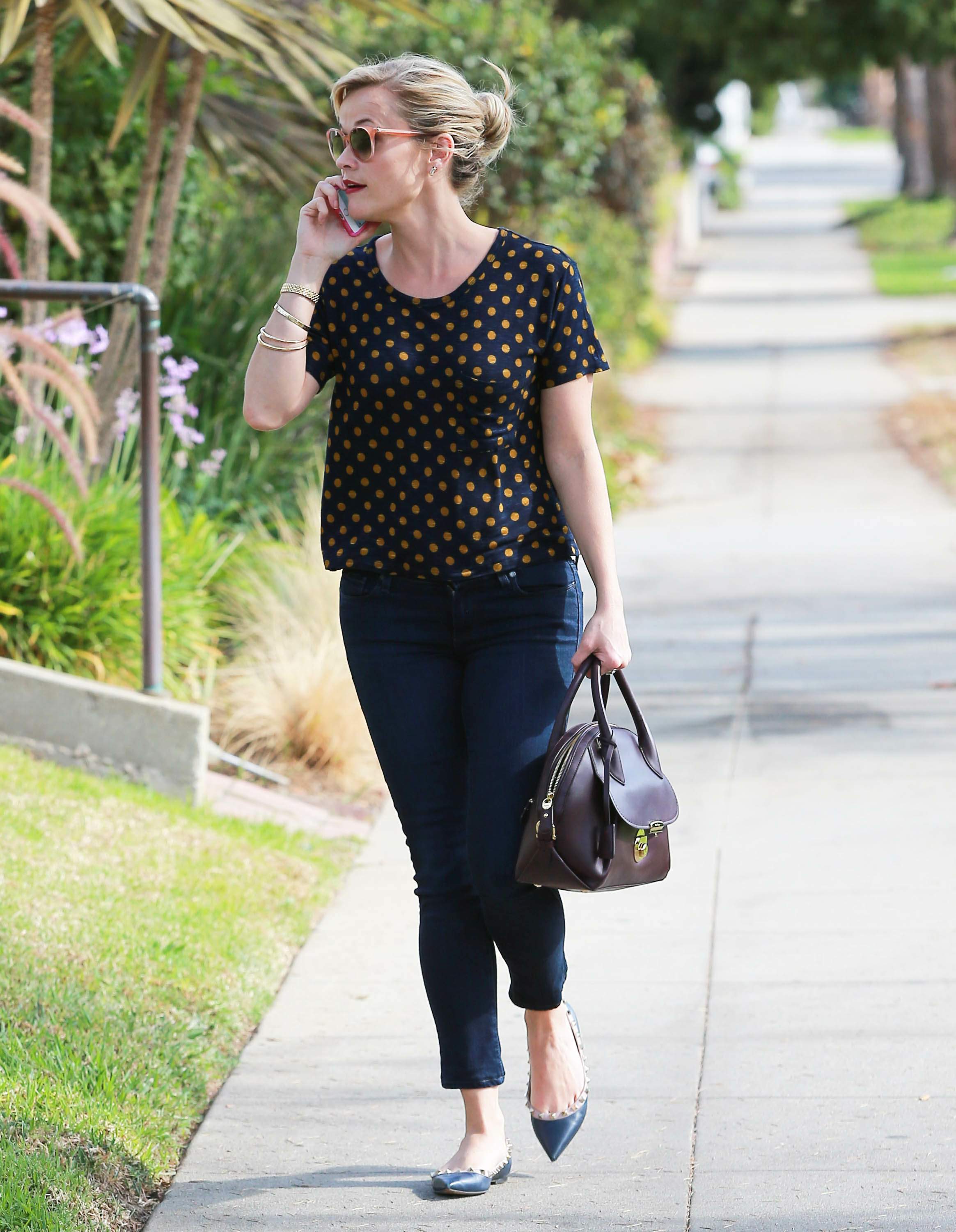Reese Witherspoon, sipped on a green ice tea after shopping for bakeware at Williams-Sonoma 17-10-14