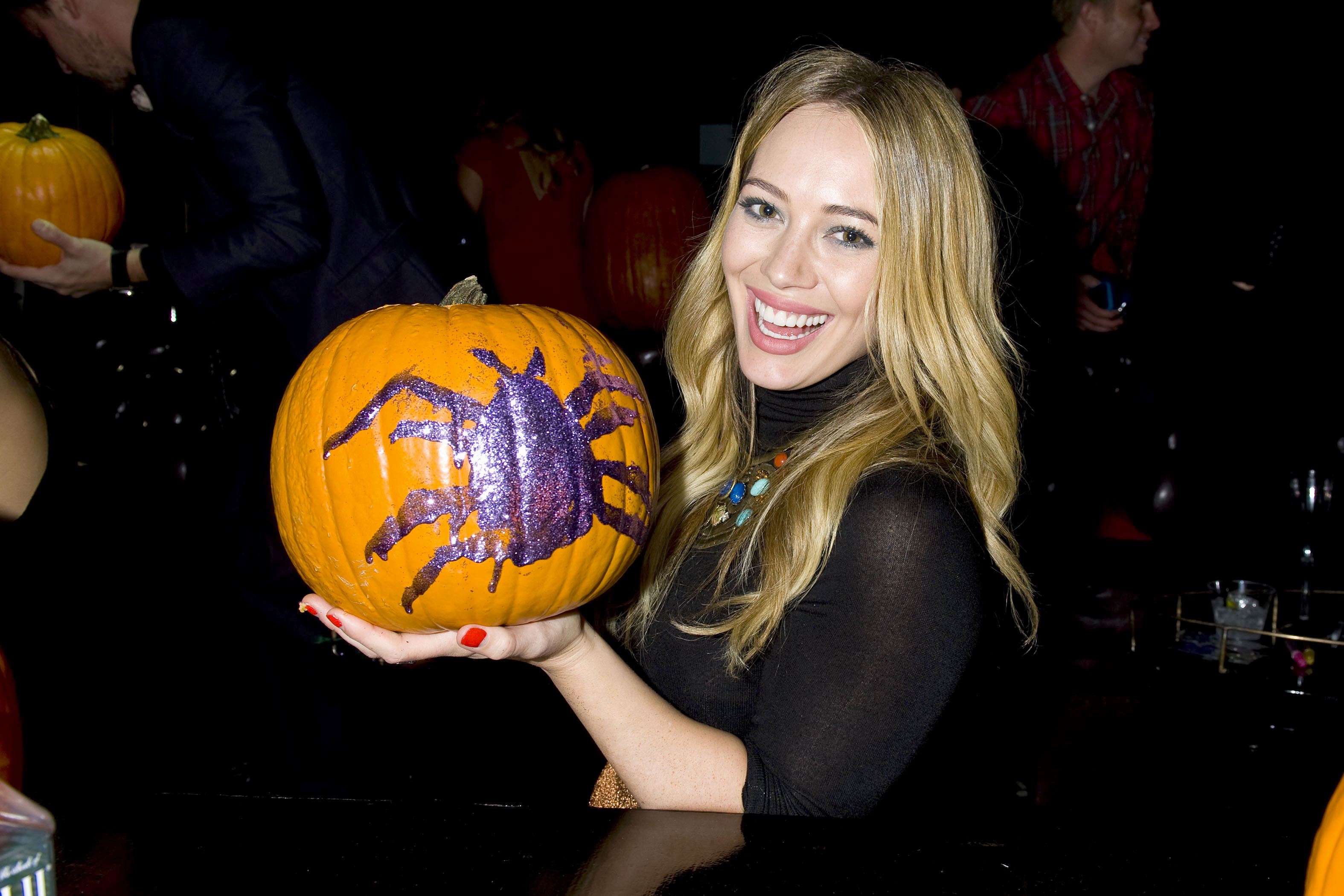 Вечеринка в хэллоуин кристи. Hilary Duff Halloween. Хилари Дафф на Хэллоуин. Хэллоуин франшиза актриса.