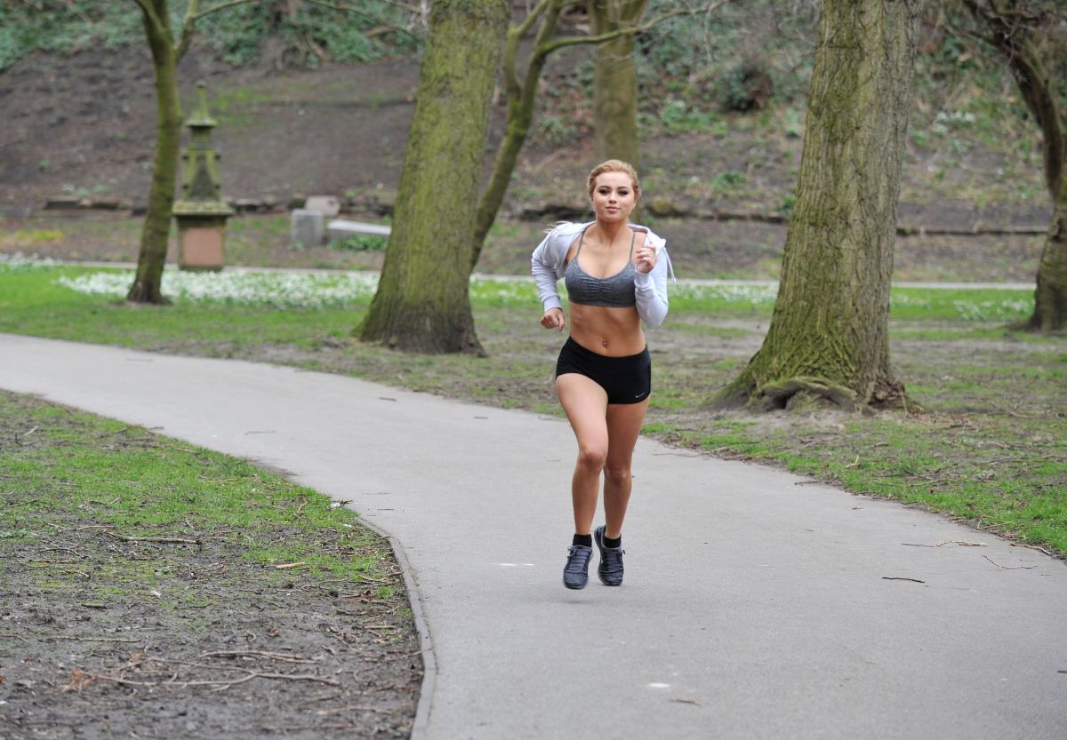 melissa-reeces-workking-out-in-short-shorts-and-crop-top_10.jpg