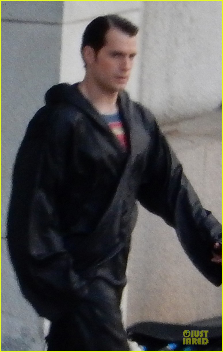 henry-cavill-hides-superman-costume-04.jpg